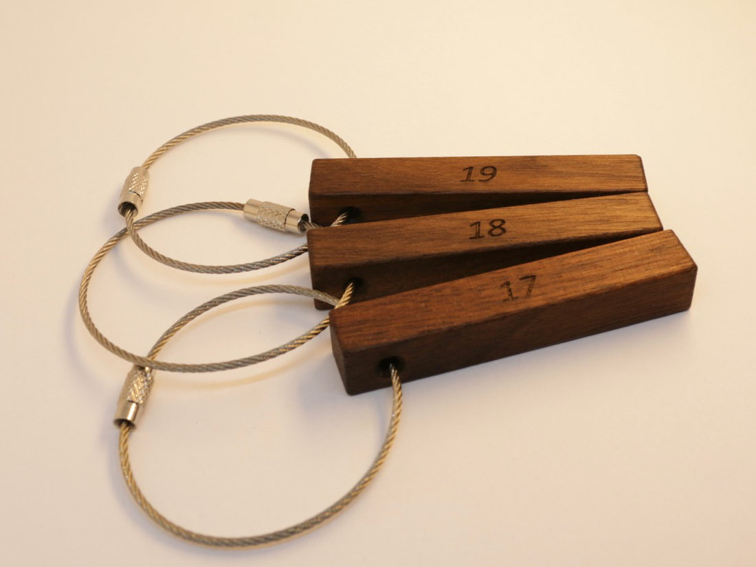 Schlüsselanhänger aus Holz für Ihre Hotel. Hier: Nussbaum, 65mm 